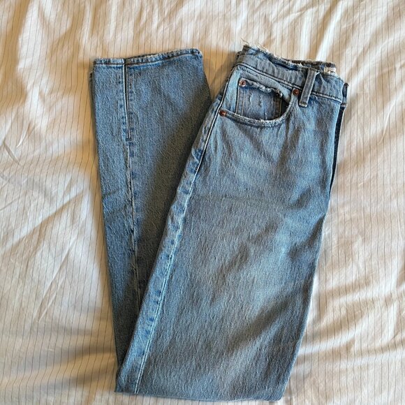 Abercrombie & Fitch Ultra High Rise 90s Straight Jean in Light with Vent Hem - Picture 4 of 6